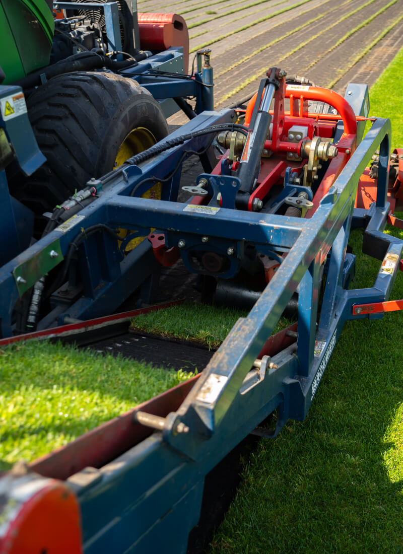 le déplacage du gazon en rouleaux