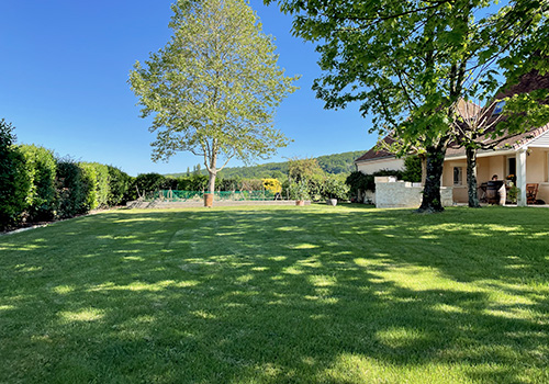 Notre gazon en rouleaux dans le jardin de Sanson des les Pyrénées-Atlantiques